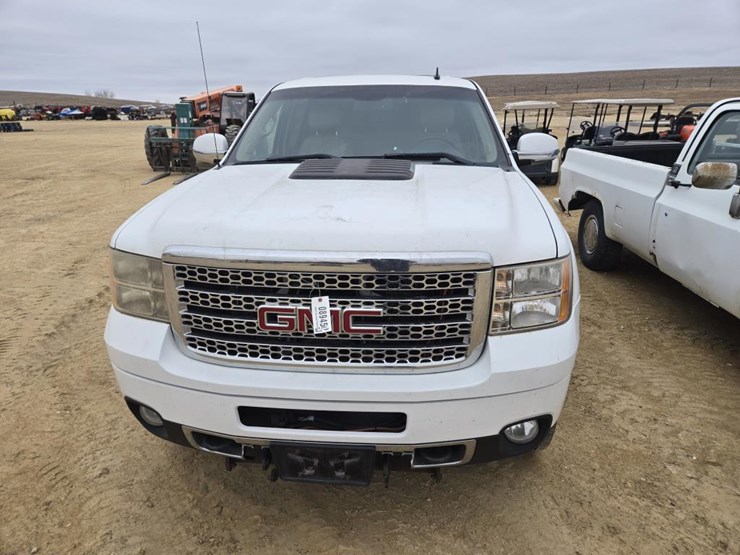 2013-gmc-sierra-2500-image-2