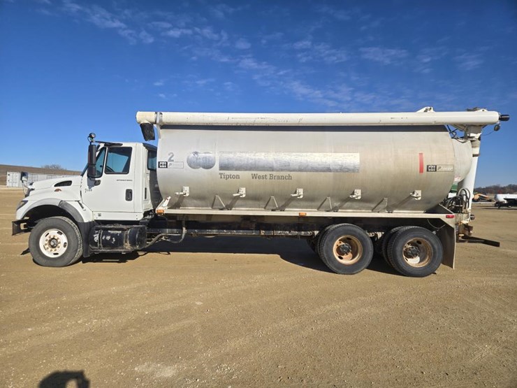 2007-international-7600-image-17