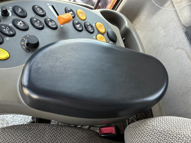 2010-case-ih-8120-image-112