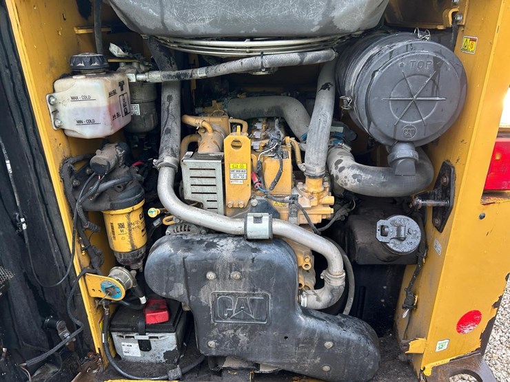 2019-caterpillar-242d-image-14