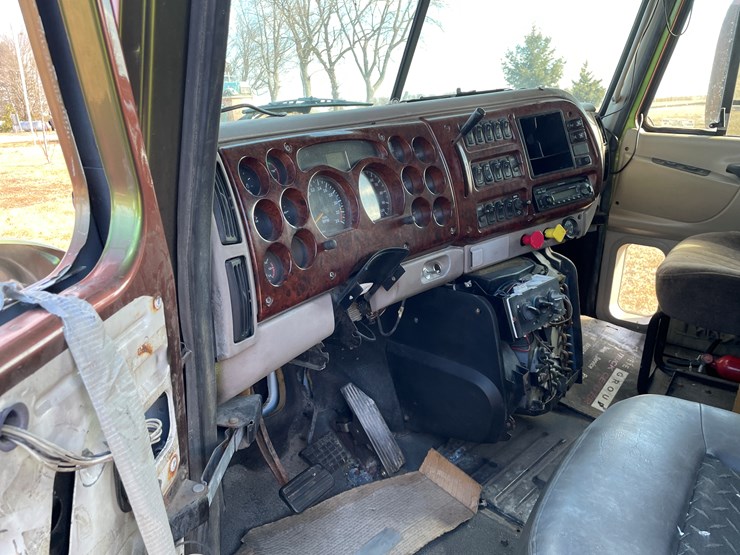 #4223-•-2002-mack-cx613-semi-tractor-sleeper-cab-image-11