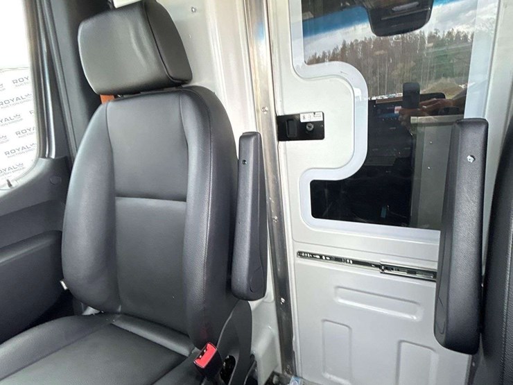 2021-mercedes-benz-sprinter-4500-image-24