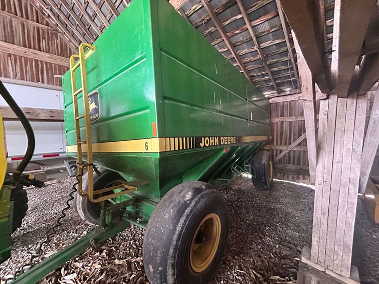 fox-bradly-600-center-dump-gravity-wagon-image-1