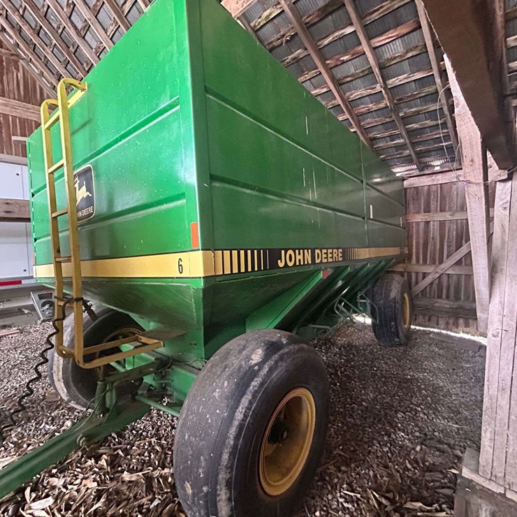 Fox Bradly 600 center dump gravity wagon