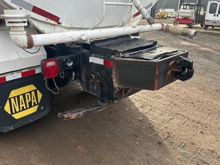 2009-freightliner-mc-4000-gallon-t/a-water-truck-image-20