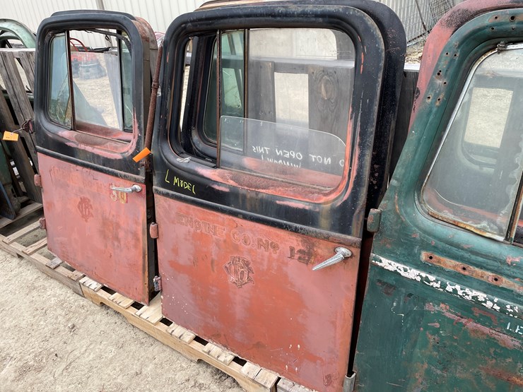 #4401-•-(2)-l-body-cfd-truck-doors-image-1