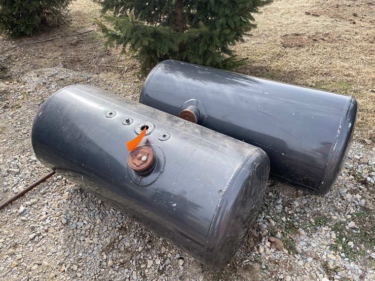 #4264-•-(2)-aluminum-fuel-tanks-image-1