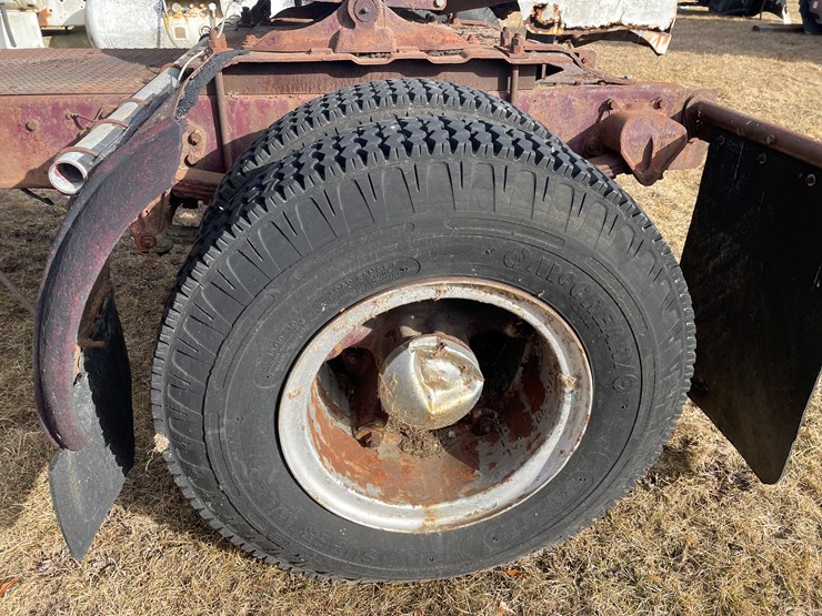 #4205-•-autocar-day-cab-semi-tractor,-(has-title)-image-12