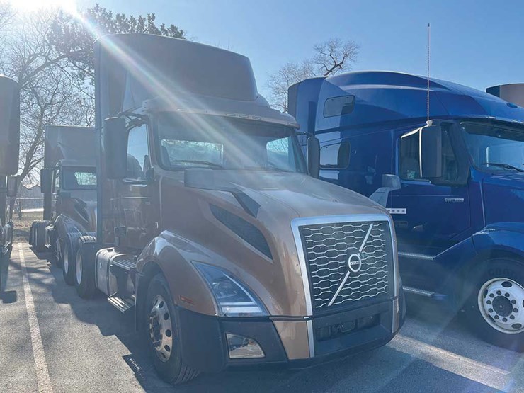 2023-volvo-vnl300-image-1