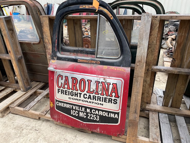 #4406-•-(2)-mack-b-model-vintage-truck-doors-image-1