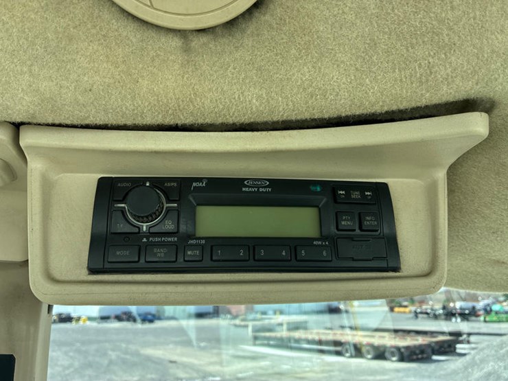 2009-john-deere-6115d-image-61