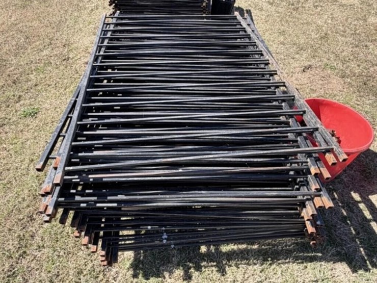28-count--metal-fence-panels-image-2
