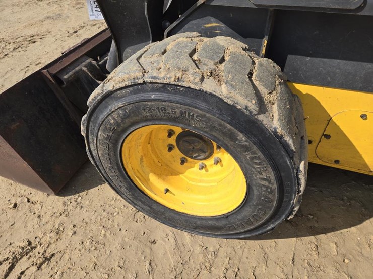 new-holland-l220-image-3