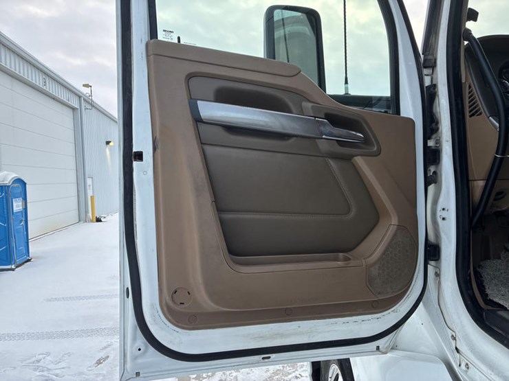 2016-kenworth-t680-image-45