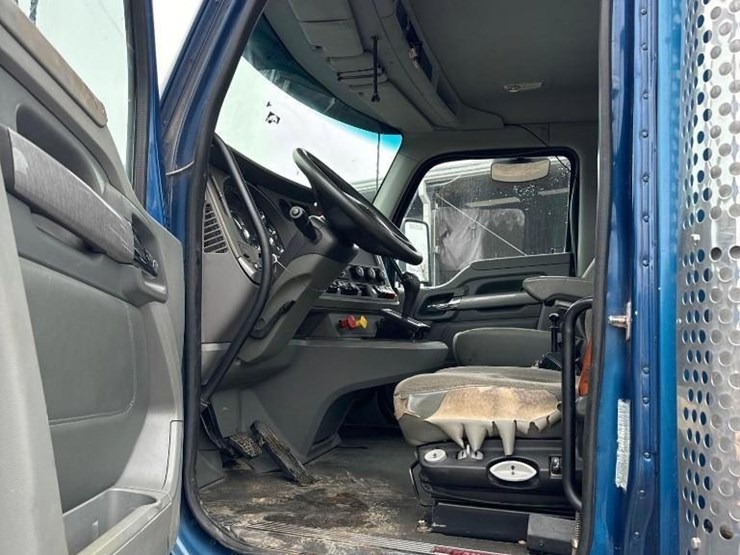 2015-kenworth-t880-image-25