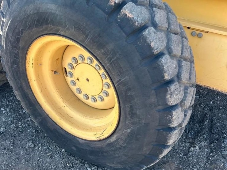 2011-deere-772g-image-19