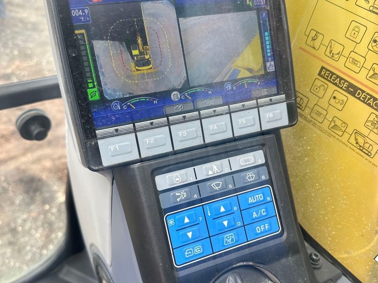 2022-komatsu-pc210-lc-image-26