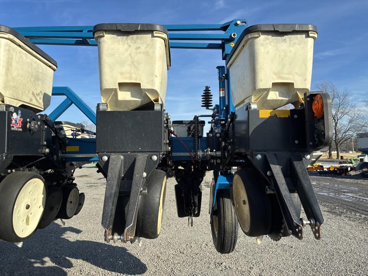 2010-kinze-3600-image-73