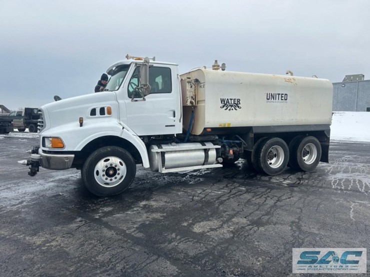2007-sterling-l9000-4000-gallon-t/a-water-truck-image-2