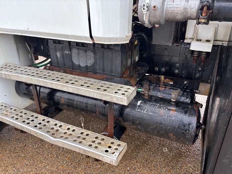 1998-freightliner-fl112-image-16