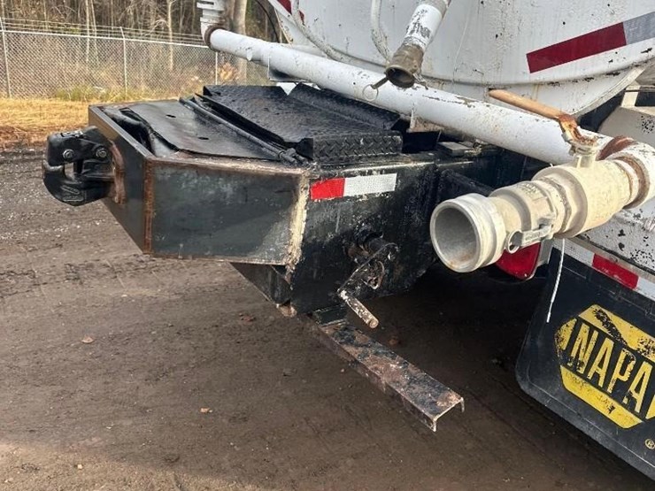 2009-freightliner-mc-4000-gallon-t/a-water-truck-image-16