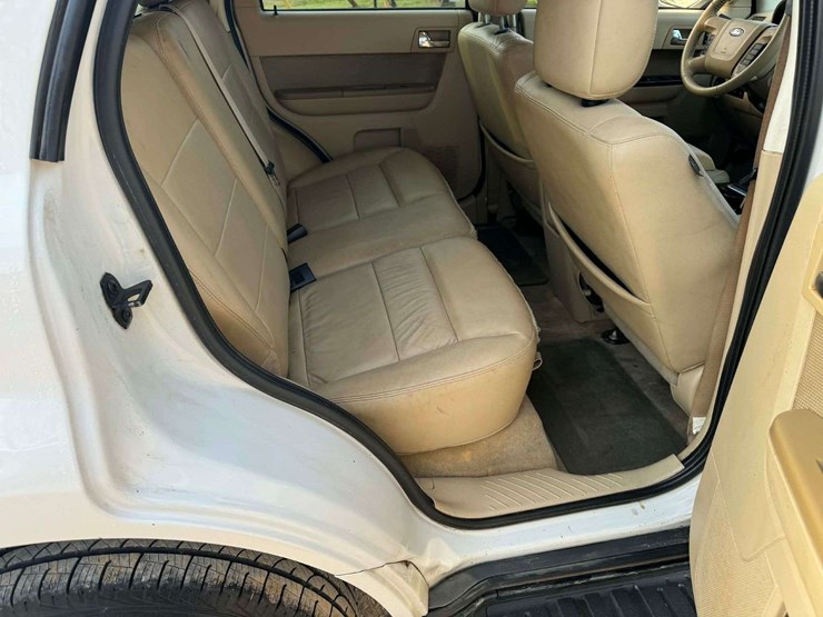 2010-ford-escape-image-18