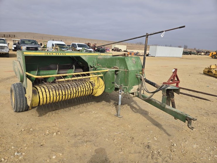 john-deere-336-image-1