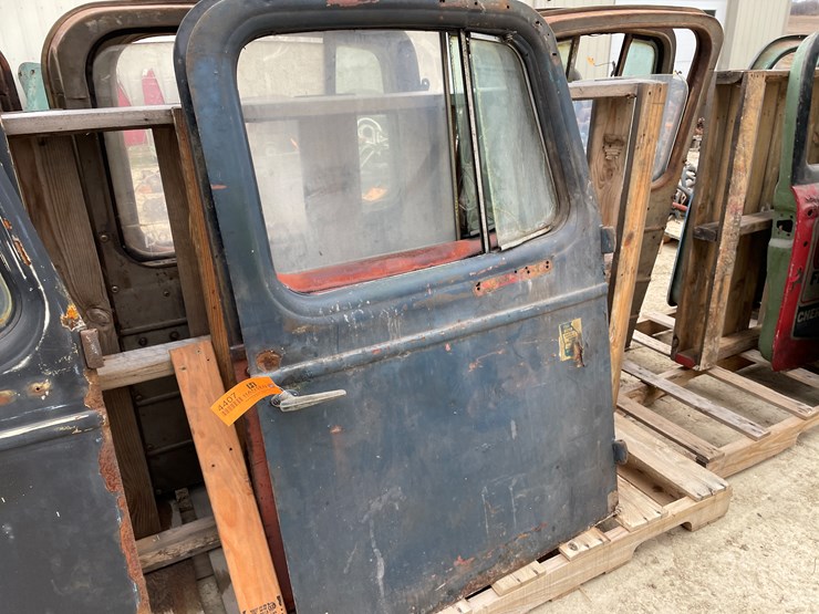 #4407-•-(2)-mack-l-model-vintage-truck-doors-image-2