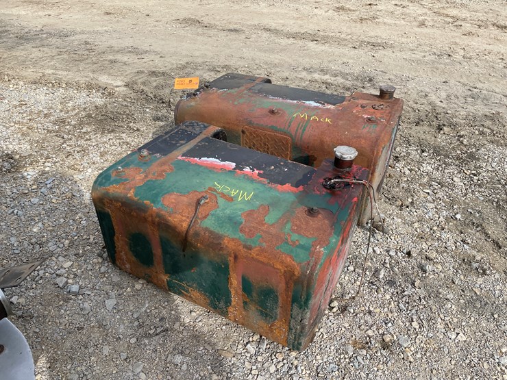 #4263-•-(2)-mack-fuel-tanks-image-4