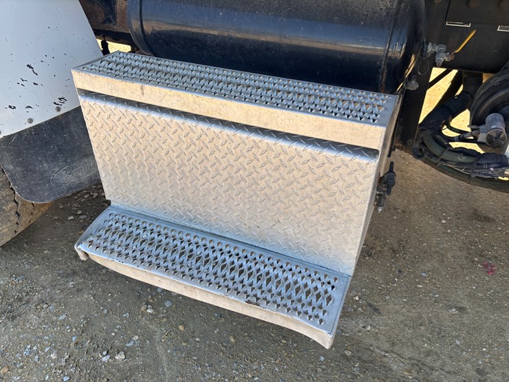 2009-peterbilt-340-image-21