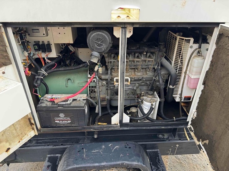 2006-multiquip-whisperwatt-dca-25ssiu2-diesel-powered-ac-generator-image-9