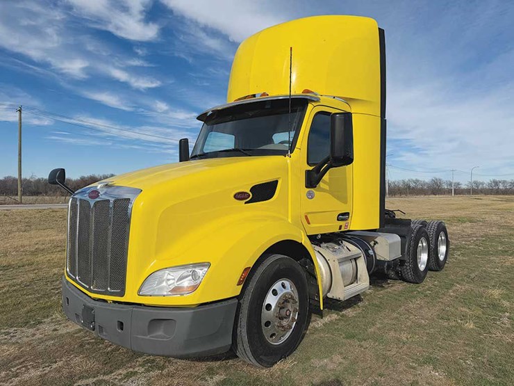 2021-peterbilt-579-image-1