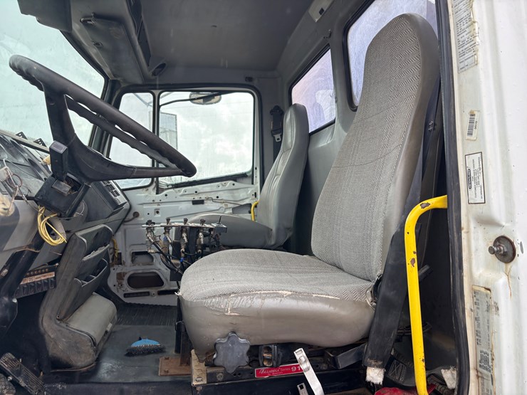 1998-freightliner-fl112-image-29