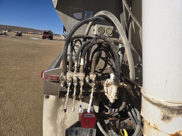 2007-international-7600-image-13