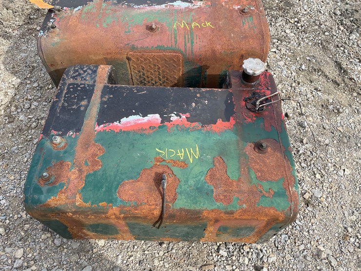 #4263-•-(2)-mack-fuel-tanks-image-5