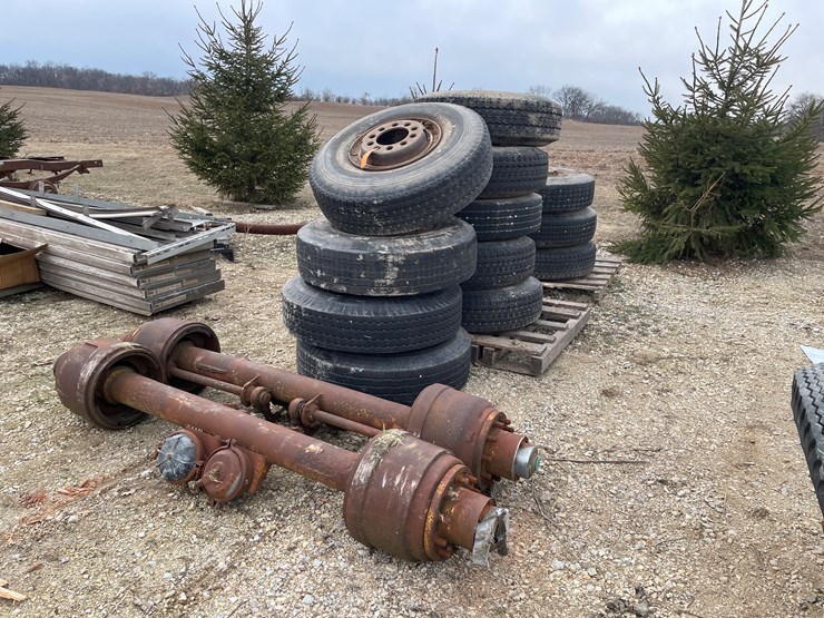 #4256-•-(2)-vintage-trailer-axles-image-1