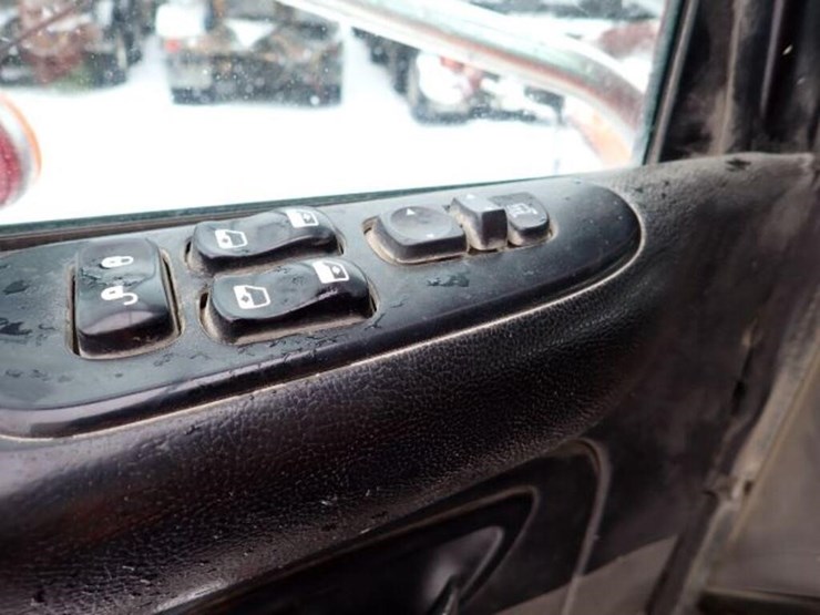 2011-peterbilt-365-image-29