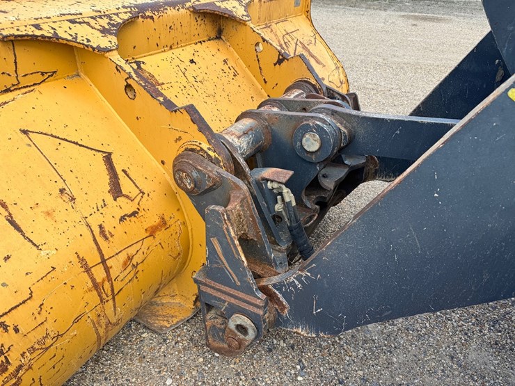 2015-deere-544k-image-23