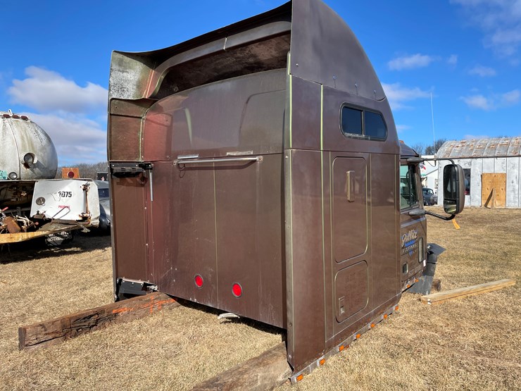 #4223-•-2002-mack-cx613-semi-tractor-sleeper-cab-image-4