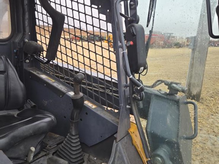 2012-deere-319d-image-15