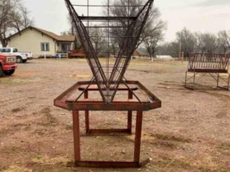 square-bale-horse-feeder-image-3