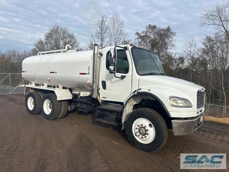 2009-freightliner-mc-4000-gallon-t/a-water-truck-image-1