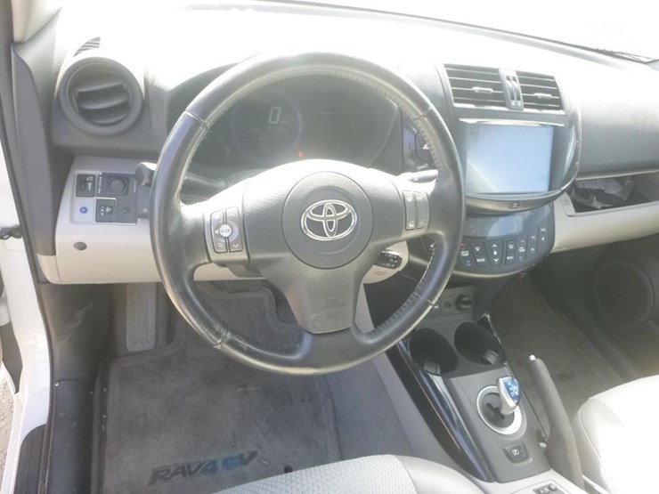 2014-toyota-rav4-image-9