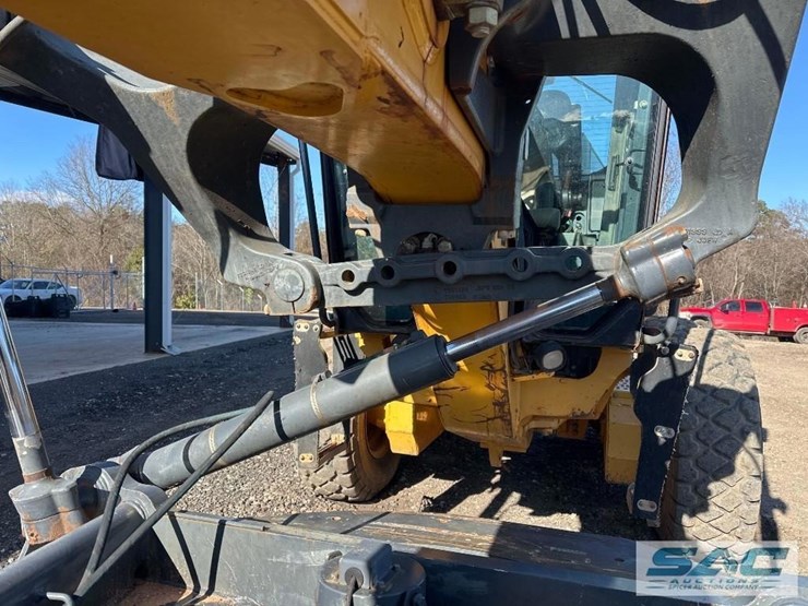 2011-deere-772g-image-31