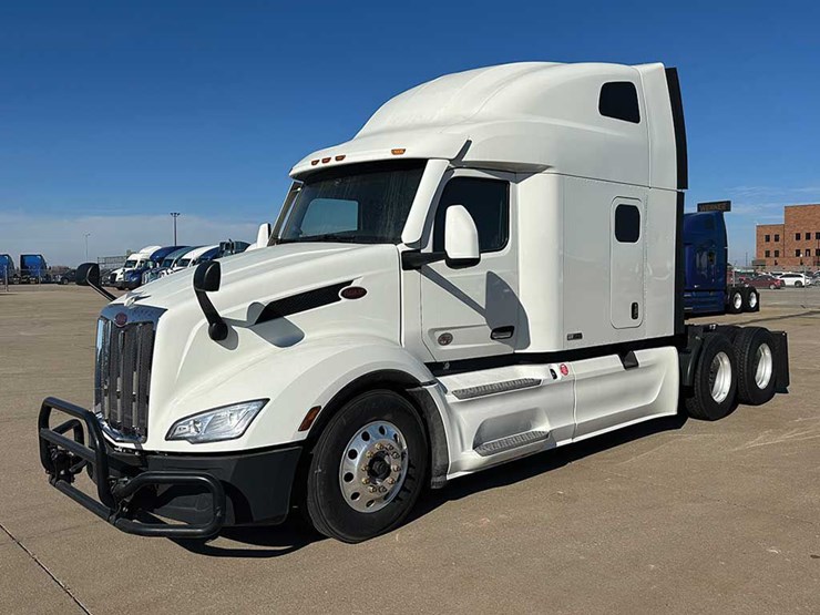 2022-peterbilt-579-image-2