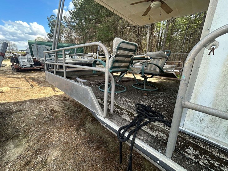 1982-14x46-summerset-aluminum-houseboat-image-9