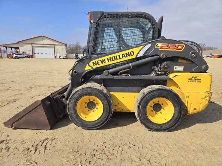 new-holland-l220-image-2