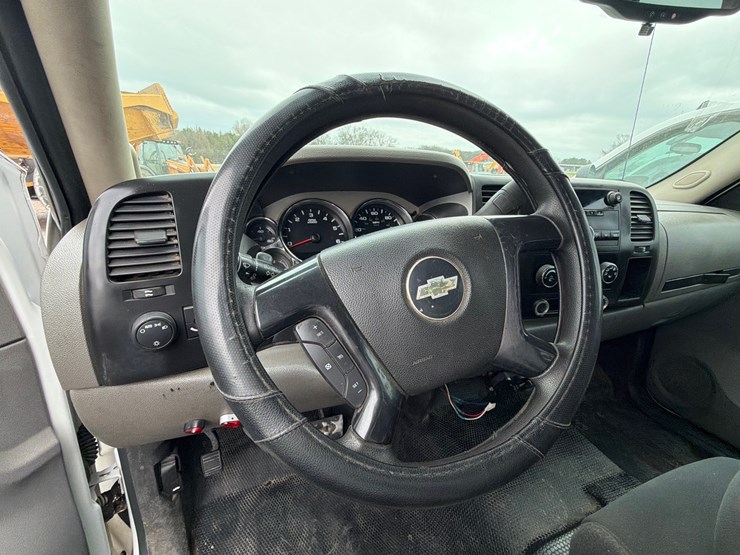 2011-chevrolet-3500-image-16