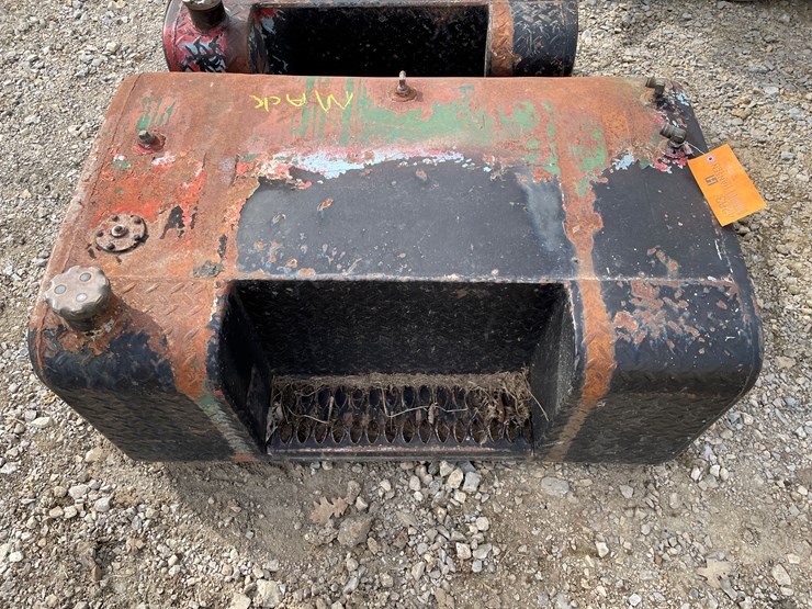#4263-•-(2)-mack-fuel-tanks-image-7