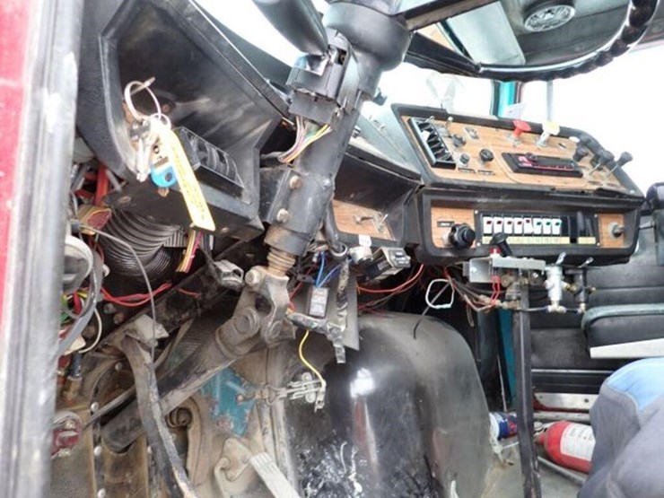 1990-white-gmc-t/a-water-truck-4v2bdbme1ln633643-image-28